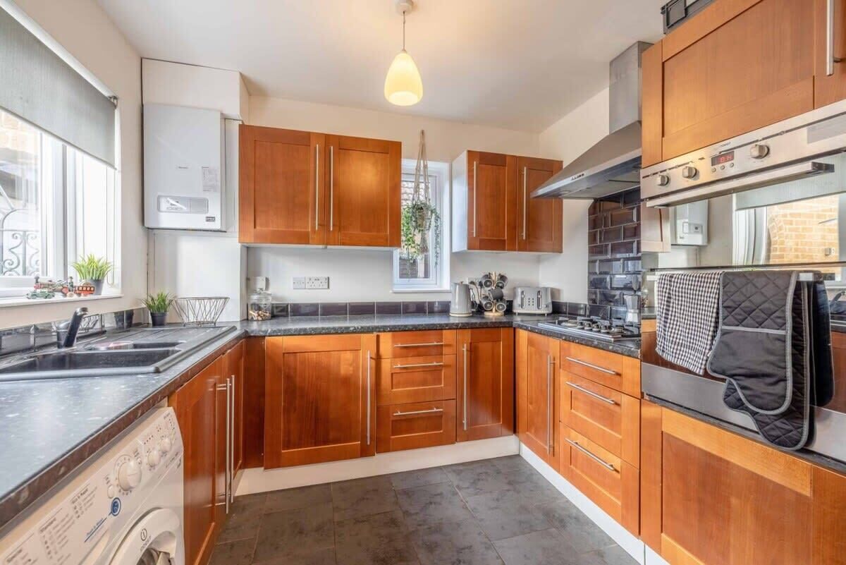 Kylskåp, mikrovågsugn, ugn och spishäll