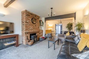 TV, fireplace, offices - Cosy 3 Bed Home Near Dorney| Parking - By Tempstay (Maidenhead)