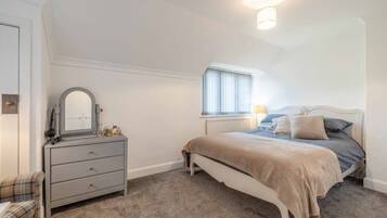 3 bedrooms, iron/ironing board, WiFi, bed sheets