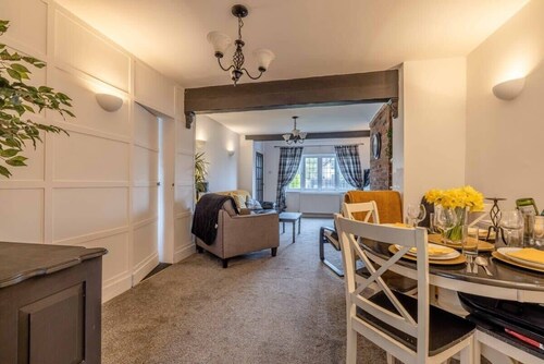 Cosy 3 Bed Home Near Dorney| Parking - By Tempstay