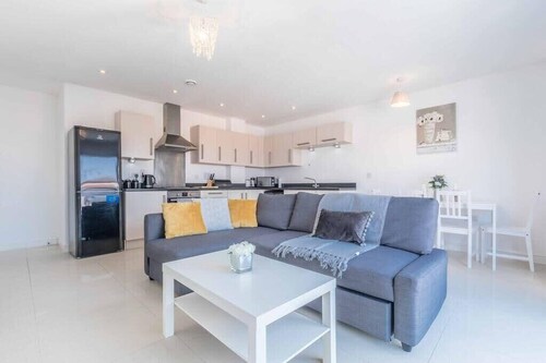 Bright Two Bed Apt in Langley/Slough - By Tempstay