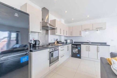 COSY PENTHOUSE - 2 BED/2 BATH & FREE PARKING