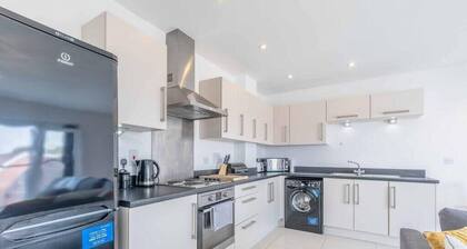 COSY PENTHOUSE - 2 BED/2 BATH & FREE PARKING