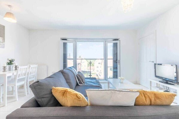 TV - Bright Penthouse with Two Bedrooms (Berkshire)