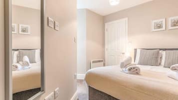 1 bedroom, desk, iron/ironing board, WiFi