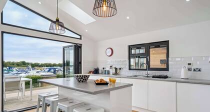 LUXURY LODGE RIVER THAMES †BEAUTIFUL MARINA VIEWS