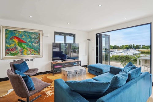 3 Bed | Marina Lodge on River Thames By Tempstay