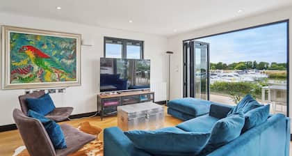 3 Bed | Marina Lodge on River Thames By Tempstay