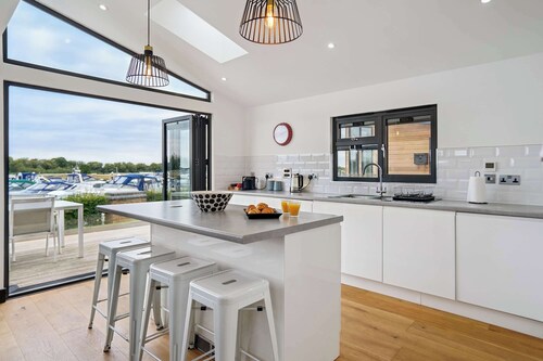 LUXURY LODGE RIVER THAMES ❤ BEAUTIFUL MARINA VIEWS