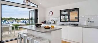 3 Bed | Marina Lodge on River Thames By Tempstay