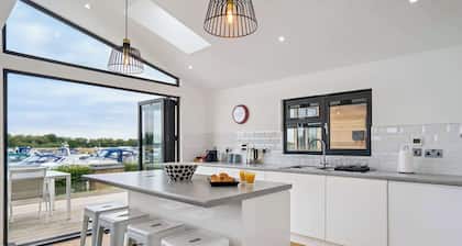 LUXURY LODGE RIVER THAMES †BEAUTIFUL MARINA VIEWS