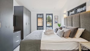 Una camera da letto moderna con un letto, un armadio e una finestra vista.