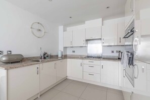 Fridge, microwave, oven, dishwasher - 4-Bedroom Retreat in Slough - By Tempstay (Slough)