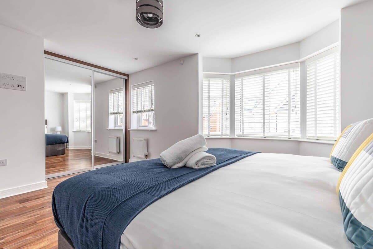 4 bedrooms, iron/ironing board, WiFi, bed sheets
