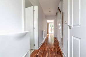 Interior - 4-Bedroom Retreat in Slough - By Tempstay (Slough)