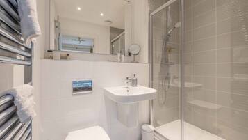 Baignoire, sĂšche-cheveux, serviettes fournies