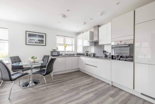 Beautiful 2 Bed/2 Bath/ Parking - By Tempstay