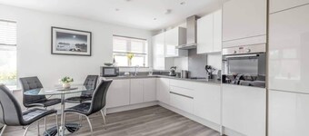 Beautiful 2 Bed/2 Bath/ Parking - By Tempstay