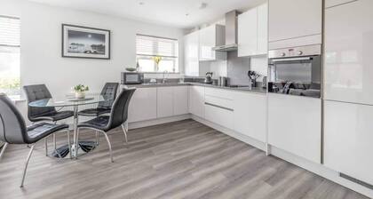 Beautiful 2 Bed/2 Bath/ Parking - By Tempstay