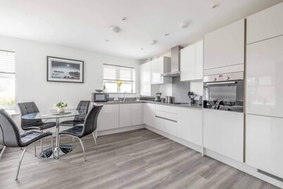 Beautiful 2 Bed/2 Bath/ Parking - By Tempstay
