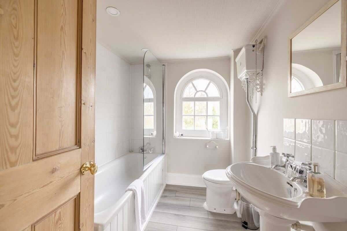 Bathtub, hair dryer, towels, shampoo