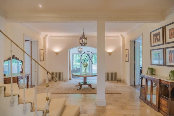 المنشأة من الداخل