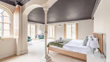 6 bedrooms, iron/ironing board, WiFi, bed sheets