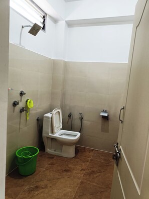 Combined shower/tub, jetted tub, bidet, soap - "life in Nature " (Rongo)