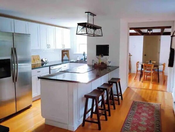 Refrigerador, microondas, horno y parrilla de estufa 