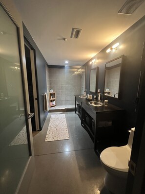 Dusche, Handtücher, Seife, Toilettenpapier