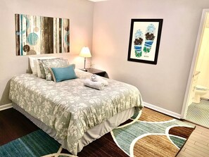 4 bedrooms, iron/ironing board, free WiFi, bed sheets - The Orange Door ~ Prime Germantown 4BR/2BA Luxury (Louisville)