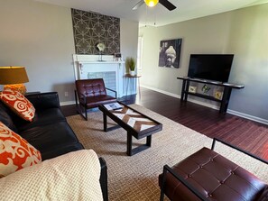 Smart TV - The Orange Door ~ Prime Germantown 4BR/2BA Luxury (Louisville)