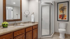 Douche, baignoire à jets, sèche-cheveux, serviettes fournies