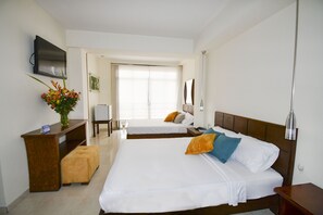 Superior Quadruple Room | Premium bedding, minibar, in-room safe, desk - Hotel Mónaco Armenia (Armenia)