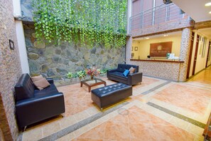 Reception - Hotel Mónaco Armenia (Armenia)