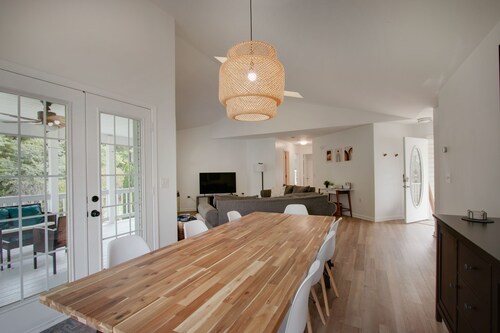 Spacious Quiet Retreat with Hot Tub and Walk to River Minutes to Harpers Ferry