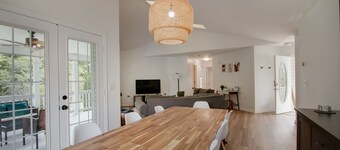 Spacious Quiet Retreat with Hot Tub and Walk to River Minutes to Harpers Ferry