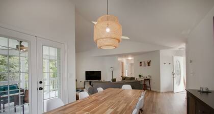 Spacious Quiet Retreat with Hot Tub and Walk to River Minutes to Harpers Ferry