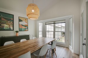 Dining - Spacious Quiet Retreat with Hot Tub and Walk to River Minutes to Harpers Ferry (Harpers Ferry)