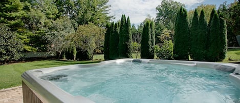 Banyera d'hidromassatge a l'aire lliure