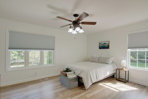 6 bedrooms, desk, iron/ironing board, travel cot