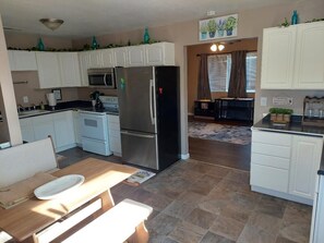 Refrigerador, microondas, horno y parrilla de estufa 