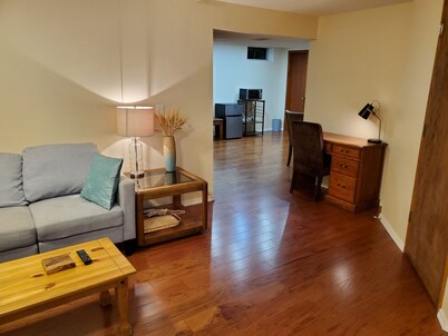 Cozy 1-Bedroom Guest Suite - 15 min from U of M and the Big House!