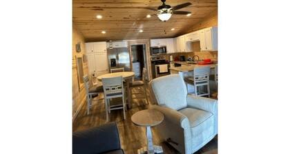 Cozy home- 5 mins from state park!
