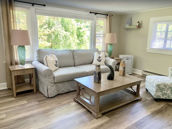 TV, books - Awesome location downtown. Walk to the beach, marginal way (Ogunquit)