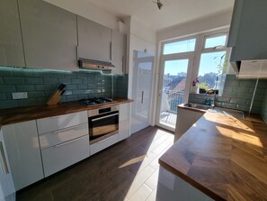 Kjøleskap, mikrobølgeovn, ovn og kokeplater