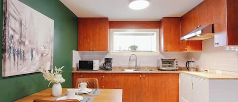 Private kitchen | Fridge, microwave, oven, coffee/tea maker