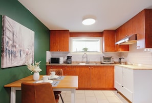 Refrigerador, microondas, horno y cafetera y tetera