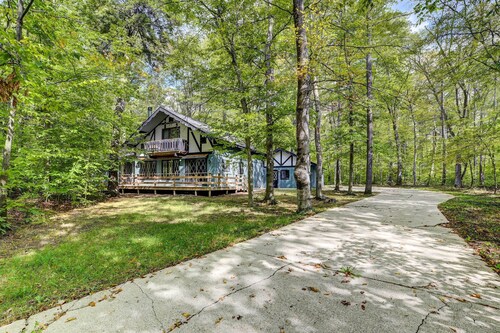 Pet-Friendly Gem: Hike, Fish & Golf in Gaylord
