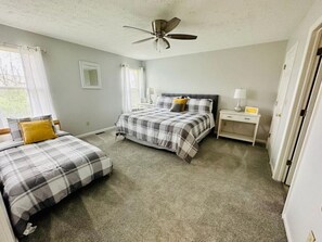 3 bedrooms, desk, iron/ironing board, travel crib - Overbrook Delight -tranquil stay for day and night (Monroe)